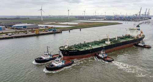 Hoe stuur je een olietanker bij?