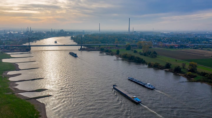 Binnenvaartschepen op de Rijn in 2030 op waterstof